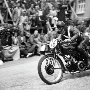 Omobono Tenni (Guzzi) 1937 Senior TT