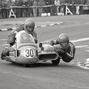 Roger Dutton & Tony Wright (Broad Yamaha) 1975 1000 Sidecar TT