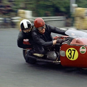 Roger Dutton & Tony Wright (Triumph) 1971 Sidecar 750 TT