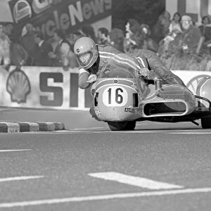 Roger Dutton & Tony Wright (Yamaha) 1976 1000cc Sidecar TT