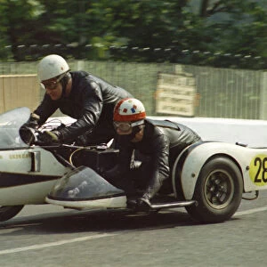 Roger Dutton & A Wright (Triumph) 1971 750 Sidecar TT