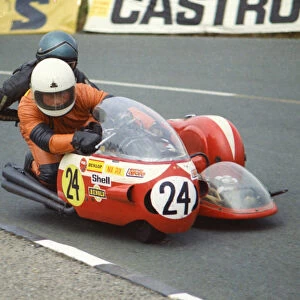 Roy Woodhouse & Dave Houghton (Honda) 1974 750 Sidecar TT