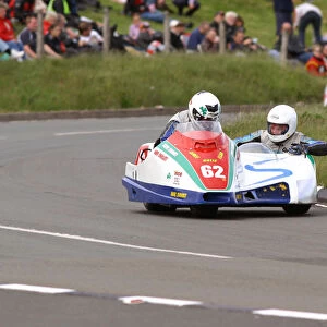 Steve Sinnott & Dave Corlett (Molyneux Kawasaki) 2004 Sidecar TT