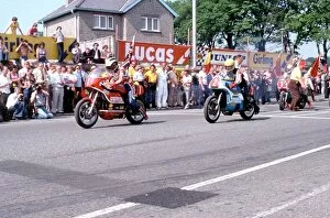 Images Dated 29th March 2013: 1978 Formula One TT; Read and Dunlop leave the line