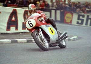 Giacomo Agostini Collection: Ago rounds Quarter Bridge; 1971 Senior TT