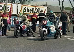 Images Dated 27th November 2017: Alan Batson (Suzuki) & Dave Pither (Kawasaki) 1986 Production A TT