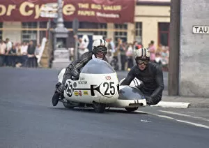 Images Dated 2nd October 2021: Alan Sansum & Alex MacFadzean (Triumph) 1970 500 Sidecar TT