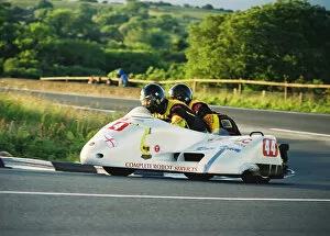 Andy Thompson Gallery: Andy Thompson & Steve Harpham (Fanuc Honda) 2004 Sidecar TT