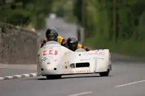 Andy Thompson & Steve Harpham (Fanuc Honda) 2004 Sidecar TT