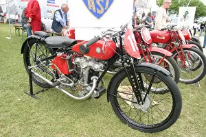 Images Dated 18th May 2020: Benelli Bialbero, 1932, ridden by Feliciano Nardini in the 2005 Classic Lap