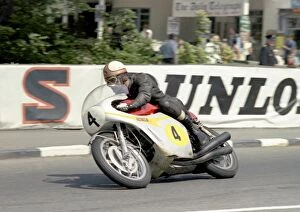 Mike Hailwood Gallery: The Big Honda-4: Mike Hailwood in the 1967 Senior TT