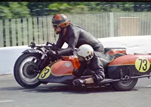Images Dated 23rd January 2022: Bob Beales & Vic Farnhill (Triumph) 1971 750 Sidecar TT