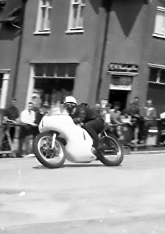 Bob Brown (Norton) on Bray Hill, 1960 Senior TT
