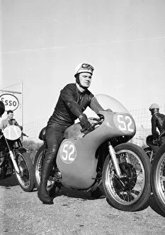 Bob Mcintyre Gallery: Bob McIntyre (Norton) 1958 Junior TT practice