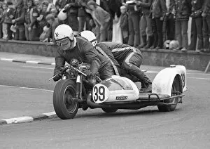 Images Dated 24th May 2022: Bran Bardsley & Peter Cropper (Suzuki) 1974 750 Sidecar TT