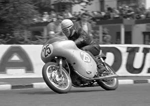 Images Dated 10th December 2017: Brian Duffy (Yamaha) 1962 Lightweight TT