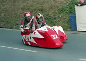 Brian Kelly Gallery: Brian Kelly & Neil Kelly (Molyneux Honda) 2000 Sidecar TT