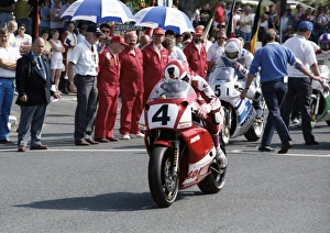 Images Dated 3rd August 2016: Carl Fogarty (Yamaha) 1992 Senior TT