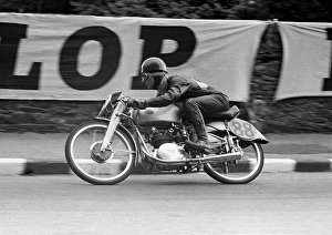 Carlo Ubbiali Gallery: Carlo Ubbiali (Mondial) 1952 Ultra Lightweight TT
