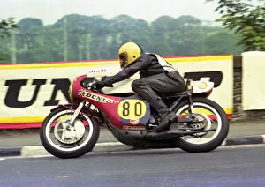 Images Dated 25th December 2021: Chris Hart (Yamaha) 1976 Senior TT