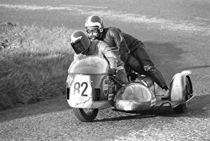 Images Dated 16th September 2011: Dave French and N Thomson (Stable BSA) at the Gooseneck: 1972 750 Sidecar TT
