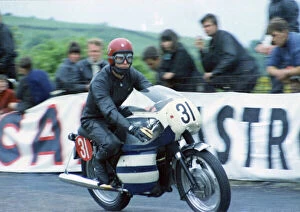 Dave Nixon Gallery: Dave Nixon (Triumph) 1968 Production TT