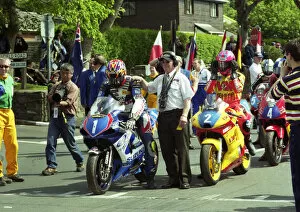 Images Dated 20th August 2021: David Jefferies (TAS Suzuki) and Jim Moodie (V&M Yamaha) 2002 Junior 600 TT