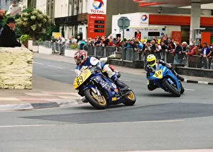Images Dated 17th August 2018: David Paredes (Suzuki) and Nigel Beattie (Yamaha) 2004 Senior TT