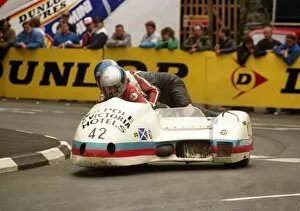 Images Dated 7th February 2018: Bill Davis & Rab Hopkins (Yamaha) 1988 Sidecar TT