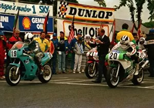 Images Dated 2nd March 2018: Dennis Ireland (Yamaha) and Robert Dunlop (Honda) 1988 Formula One TT