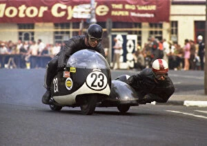 Derek Yorke Gallery: Derek Yorke & T Poole (Triton) 1970 500 Sidecar TT