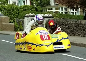 Images Dated 8th January 2018: Des Founds & Dicky Gale (DJS Yamaha) 1996 Sidecar TT