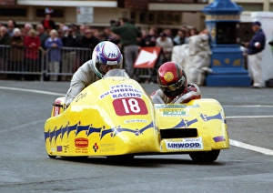 Images Dated 8th January 2018: Des Founds & Dicky Gale (DJS Yamaha) 1996 Sidecar TT