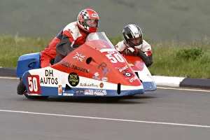 Images Dated 5th June 2004: Dick Tapken & Rick Roberts (Jacobs Yamaha) 2004 Sidecar TT