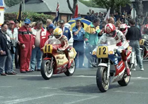Images Dated 20th May 2021: Eddie Laycock (Yamaha) and Carl Fogarty (Honda) 1989 Senior TT