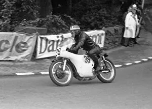 Images Dated 27th December 2021: Eric Hinton (Norton) 1965 Senior TT