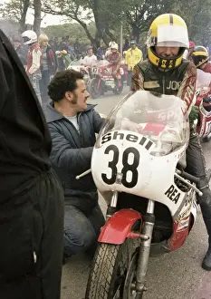 Fitting the hard plugs: Joey Dunlop (Yamaha) 1979 Classic TT