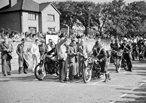 Images Dated 30th December 2018: Fred Passmore (AJS) and Tom Swarbrick (Norton) 1950 Senior Manx Grand Prix