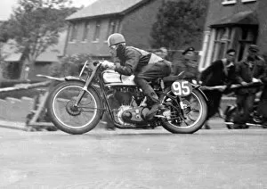 Images Dated 14th November 2018: G W Shekell (Norton) 1952 Senior Clubman TT