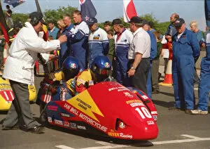 Images Dated 30th September 2018: Geoff Bell & Lee Farrington (Bell Yamaha) 1999 Sidecar TT