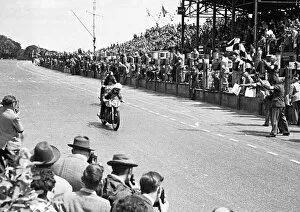 Images Dated 5th August 2017: Geoff Duke and Artie Bell (Norton) 1950 Senior TT