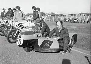 Images Dated 29th November 2015: George Oates & John Molyneux (Kawasaki) 1976 1000cc Sidecar TT