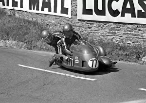 Images Dated 31st October 2016: Gerald Routledge & Noel Gandy (Triumph) 1973 500 Sidecar TT