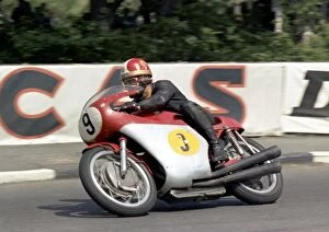 Giacomo Agostini Gallery: Giacomo Agostini in the 1967 Senior TT