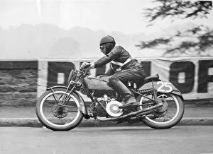 Images Dated 16th January 2021: Gordon Burney (Guzzi) 1935 Lightweight TT
