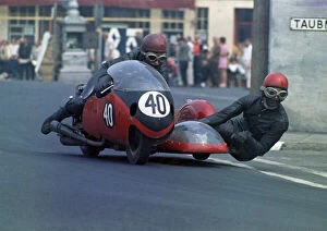 Images Dated 2nd October 2021: Gordon Fox & H Sanderson (Triumph) 1970 500 Sidecar TT