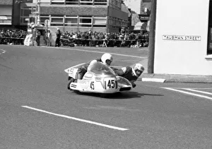 Images Dated 23rd October 2021: Goronwy Davies & Elfed Davies (Yamaha) 1981 Sidecar TT