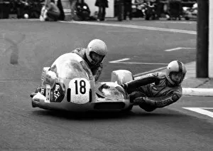 Images Dated 9th February 2018: Bill Hodgkins & John Parkins (Francis Yamaha) 1977 Sidecar TT