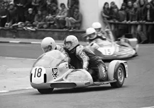 Images Dated 31st December 2021: Bill Hodgkins & John Parkins (Francis Yamaha) 1977 Sidecar TT