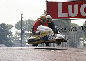 Images Dated 18th August 2021: Ian Dickie & Mose Hutchinson (Barton Suzuki) 1978 Sidecar TT